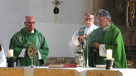 Pfarrer Gregor Bartkowski (r.) mit Pfarrer Hans Eschbaumer (l.) und Diakon Michael Plötz.