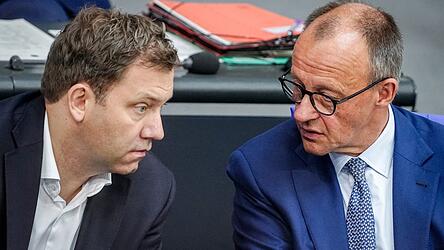 Während Finanzminister Lars Klingbeil (l.) aufgeschlossen für Steuererhöhungen ist, sagt Kanzler Friedrich Merz: Nein.