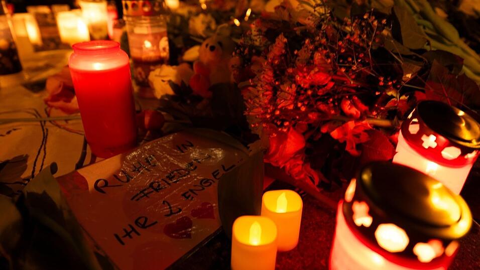 &laquo;Ruhe in Frieden, ihr 2 Engel&raquo; hatte jemand im Gedenken an die Opfer geschrieben. (Archivbild)