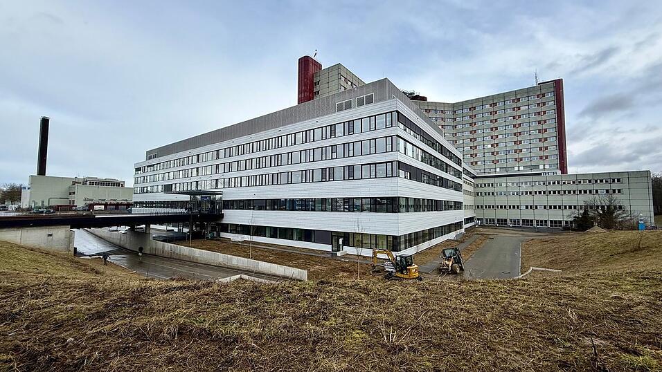 In das neue Zentrum f&uuml;r Intensivmedizin neben dem Augsburger Uniklinikum wurden 190 Millionen Euro investiert.