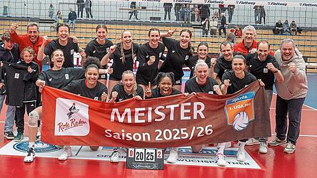 Der Titel-Traum ist wahr geworden: Die Roten Raben Vilsbiburg machten mit dem Heimerfolg &uuml;ber Grimma - zugleich der 24. Saisonsieg im 25. Spiel - die Meisterschaft in der 2. Liga Pro und damit die sportliche Qualifikation f&uuml;rs Volleyball-Oberhaus perfekt. Entsprechend &uuml;bersch&auml;umend war die Stimmung am Samstagabend bei Cheftrainer Guillermo Gallardo (3. von links) und seinen M&auml;dels.