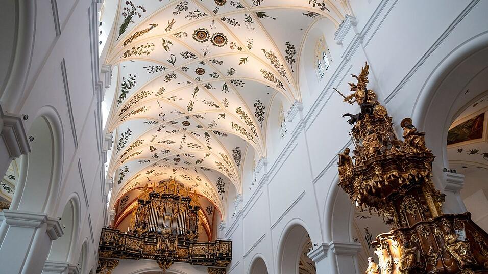 Das Deckengem&auml;lde mit zahlreichen Pflanzendarstellungen gilt als einzigartig.