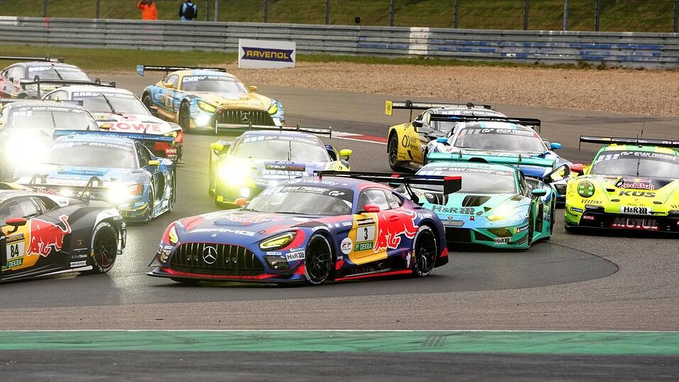 Max Verstappens Team (M) hatte das Rennen lange angef&uuml;hrt.
