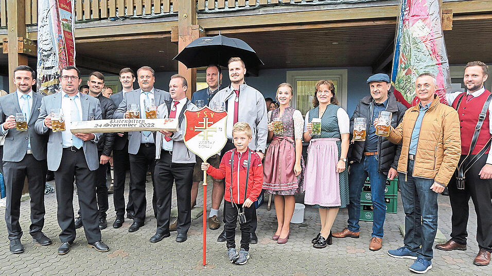Der Festverein TSV W&ouml;rth und der Patenverein SV Pfatter - hier beim Patenbitten - gehen Seite an Seite in das Gr&uuml;ndungsfest, das im Juni im Gschwelltal steigt. Die beiden Festleiter sind Martin Gritschmeier (6. von links) und Max Fichtl (8. von links).