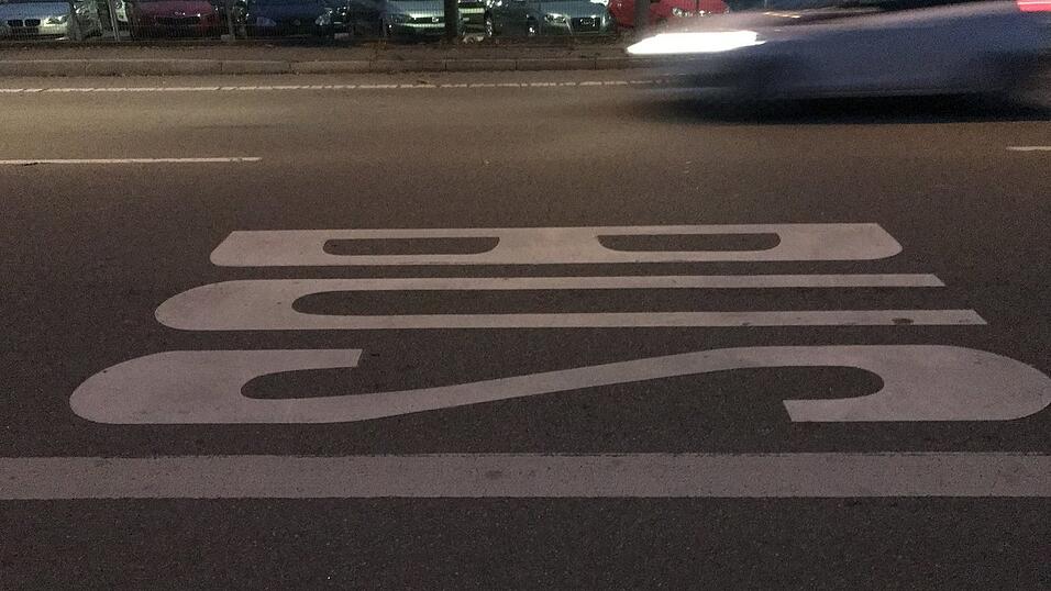 An der Schlesischen Straße zwischen Hotel Heimer und Ittling fehlt eine sichere Überquerungsmöglichkeit der bis zu zwölf Meter breiten und vielbefahrenen Straße.