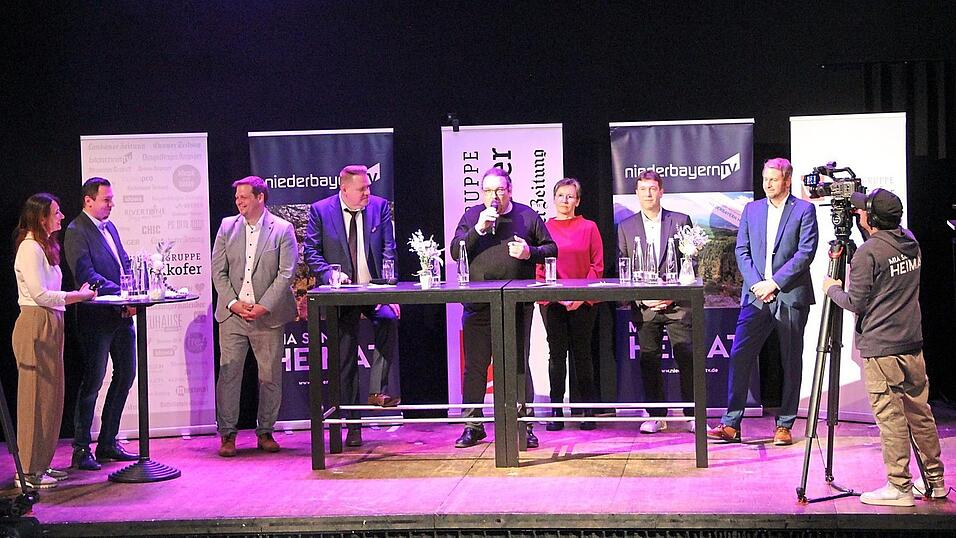 Unterschiedliche Verkehrsthemen nahmen die Kandidaten (ab 3. v. l.) Thomas Lorenz, Thomas Mayr, Daniel Lang, Heike Aichner, Martin Aigner und Matthias Kohlmayer im Polit-Talk der Landauer Zeitung in den Fokus. Unterschiedliche Verkehrsthemen nahmen die Kandidaten (ab 3. v. l.) Thomas Lorenz, Thomas Mayr, Daniel Lang, Heike Aichner, Martin Aigner und Matthias Kohlmayer im Polit-Talk der Landauer Zeitung in den Fokus.