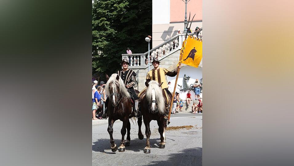 Die schönsten Augenblicke des historischen Drachenstich-Festzuges 2016. Die schönsten Augenblicke des historischen Drachenstich-Festzuges 2016.