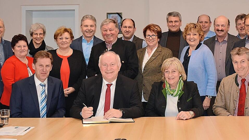 Sehr herzlich dankten die Markträte mit Bürgermeister Herbert Sporrer (sitzend links) und zweitem Bürgermeister Anton Sporrer (sitzend, rechts) Marianne und Heinrich Trapp für deren Besuch. Sehr herzlich dankten die Markträte mit Bürgermeister Herbert Sporrer (sitzend links) und zweitem Bürgermeister Anton Sporrer (sitzend, rechts) Marianne und Heinrich Trapp für deren Besuch.