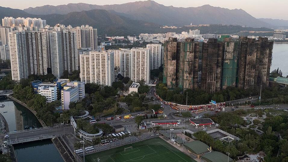 Nach dem Brand in einer Wohnanlage in Hongkong gelten weiterhin rund 200 Personen als vermisst. Nach dem Brand in einer Wohnanlage in Hongkong gelten weiterhin rund 200 Personen als vermisst.
