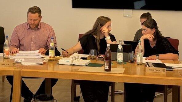 Die Verlesung der Stellungnahmen und Einwendungen nahm viel Zeit in Anspruch: (v. l.) Irmgard Kirschner (FWG), J&uuml;rgen Tauer (FWG), Planer Daniel Wagner (Geoplan), Anja Mittermeier (Bauamt), hinten Gesch&auml;ftsleiterin Lena Zellner, B&uuml;rgermeisterin Monika Obermeier, Patricia Fahrner (FWG) und Thomas Reichl (CSU).
