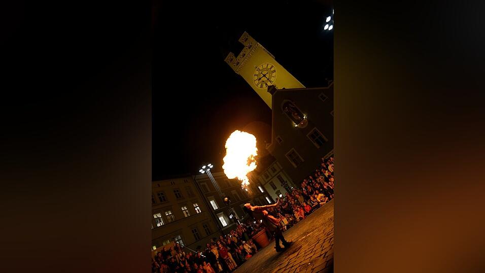 Mittelalter-Flair und super Stimmung: Die lange Einkaufsnacht 'Schlaflos' war gleichzeitig der Auftakt zum Mittelalter-Fest in Straubing. Mittelalter-Flair und super Stimmung: Die lange Einkaufsnacht 'Schlaflos' war gleichzeitig der Auftakt zum Mittelalter-Fest in Straubing.