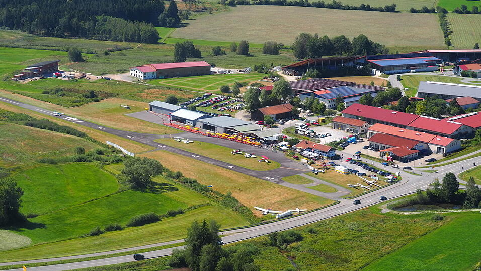 Gewaltig was los im Zellertal am Wochenende beim Flugfest zum 60-jährigen Jubiläum des Flugplatzes. Gewaltig was los im Zellertal am Wochenende beim Flugfest zum 60-jährigen Jubiläum des Flugplatzes.