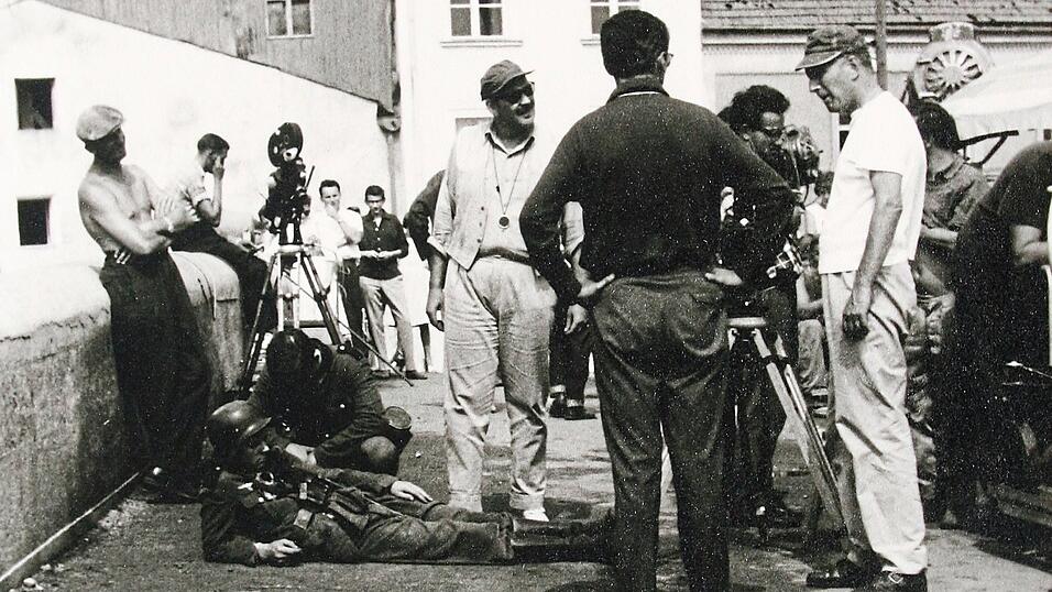 Ein Stück Chamer Geschichte: Bernhard Wicki (Mitte, mit Kappe und Schnurrbart) dreht im Sommer 1959 seinen Film 'Die Brücke'.