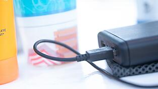 Immer mehr Fluglinien überprüfen ihre Richtlinien für den Transport von Lithium-Batterien. (Symbolbild) Immer mehr Fluglinien überprüfen ihre Richtlinien für den Transport von Lithium-Batterien. (Symbolbild)