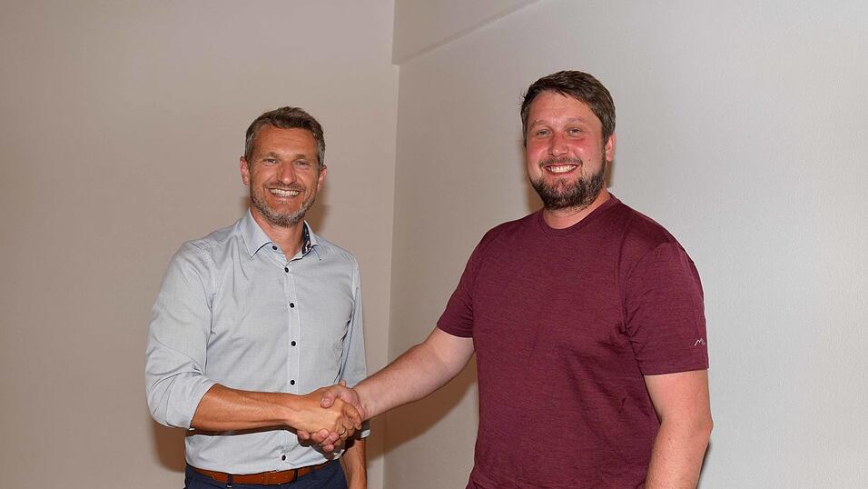 Bürgermeister Max Kofler (l.) gratulierte Peter Staudinger (r.) zur Wiederwahl als Jugendbeauftragter. Bürgermeister Max Kofler (l.) gratulierte Peter Staudinger (r.) zur Wiederwahl als Jugendbeauftragter.
