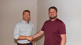 Bürgermeister Max Kofler (l.) gratulierte Peter Staudinger (r.) zur Wiederwahl als Jugendbeauftragter. Bürgermeister Max Kofler (l.) gratulierte Peter Staudinger (r.) zur Wiederwahl als Jugendbeauftragter.