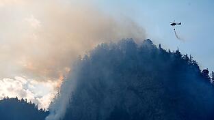 Die Feuerwehr versucht den Brand auch mit Löschhubschraubern zu bekämpfen. Die Feuerwehr versucht den Brand auch mit Löschhubschraubern zu bekämpfen.