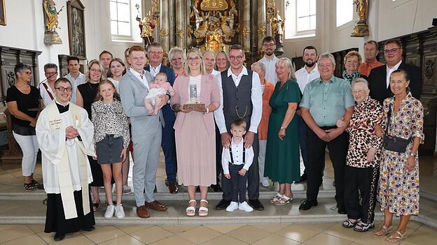 Die Taufgemeinschaft in der Bad Kötztinger Stadtpfarrkirche. Die Taufgemeinschaft in der Bad Kötztinger Stadtpfarrkirche.