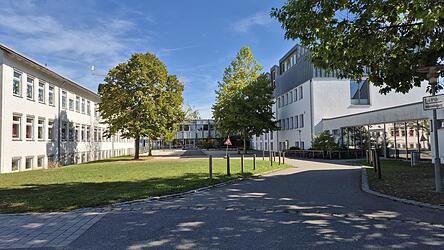 So schaut der Pausenhof der Grund- und Mittelschule Ittling derzeit aus. Er soll in einen naturnahen Kleinstpark umgewandelt werden.