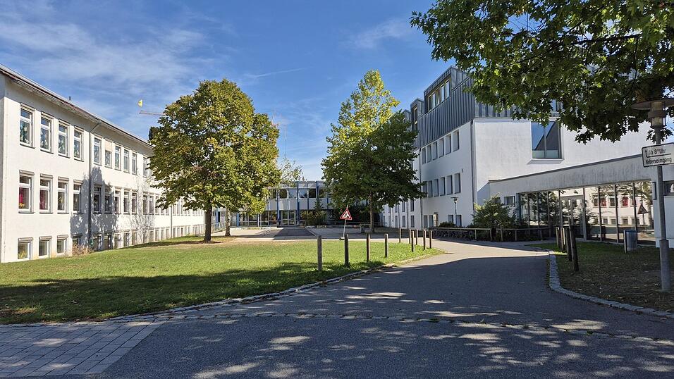 So schaut der Pausenhof der Grund- und Mittelschule Ittling derzeit aus. Er soll in einen naturnahen Kleinstpark umgewandelt werden. So schaut der Pausenhof der Grund- und Mittelschule Ittling derzeit aus. Er soll in einen naturnahen Kleinstpark umgewandelt werden.