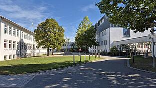 So schaut der Pausenhof der Grund- und Mittelschule Ittling derzeit aus. Er soll in einen naturnahen Kleinstpark umgewandelt werden.