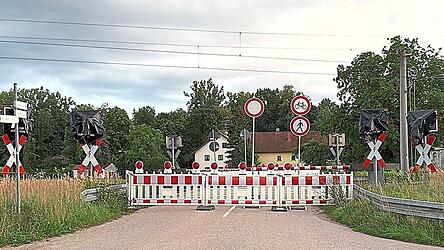 Da war die Deutsche Bahn mal schnell: Der Bahnübergang in Unterreit ist quasi über Nacht geschlossen worden. Die Stadt will dagegen kämpfen, dass das für immer so bleibt.