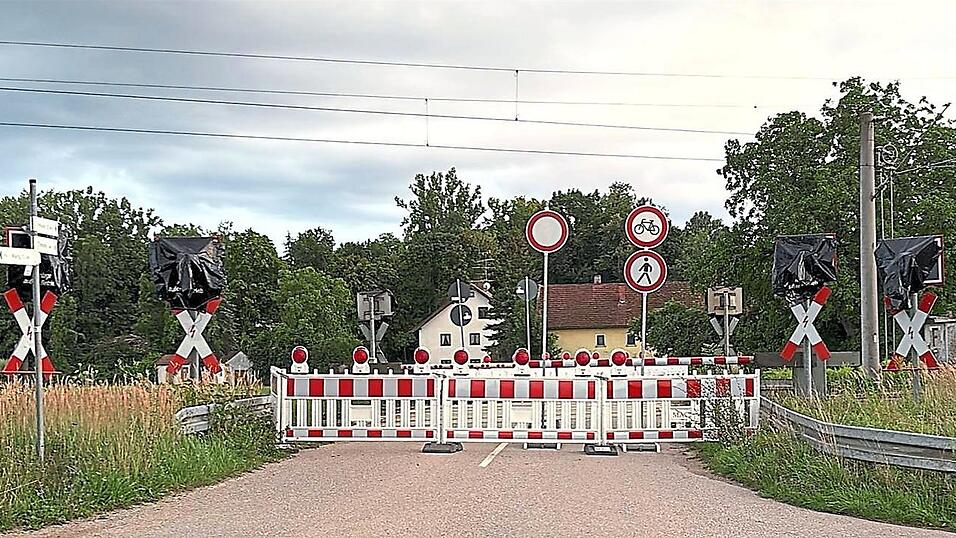 Da war die Deutsche Bahn mal schnell: Der Bahnübergang in Unterreit ist quasi über Nacht geschlossen worden. Die Stadt will dagegen kämpfen, dass das für immer so bleibt. Da war die Deutsche Bahn mal schnell: Der Bahnübergang in Unterreit ist quasi über Nacht geschlossen worden. Die Stadt will dagegen kämpfen, dass das für immer so bleibt.