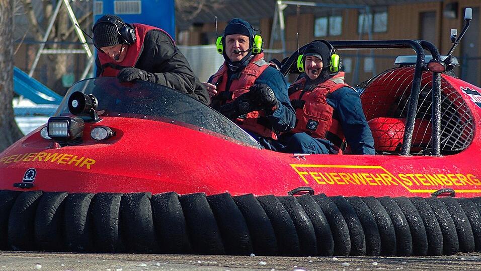 Ob Gras, Wasser oder Schnee: 20 Zentimeter über der Oberfläche schwebt ein Hovercraft auf einem Luftkissen über fast jeden Untergrund. Ob Gras, Wasser oder Schnee: 20 Zentimeter über der Oberfläche schwebt ein Hovercraft auf einem Luftkissen über fast jeden Untergrund.