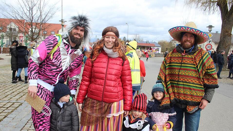 Viele Faschings-Fans haben sich am Samstag den Umzug in Langenbach angesehen. Viele Faschings-Fans haben sich am Samstag den Umzug in Langenbach angesehen.