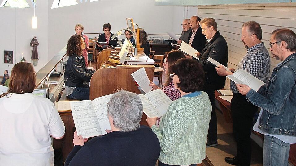 Ausgewählte, auch seltenere Werke, ein sangesfreudiger, engagierter Kirchenchor und eine Leiterin, die neben der Freude auch Stil und Qualität vermitteln will, haben die Kirchgänger am Pfingstsonntag erst wieder erleben dürfen. An Pfingsten auch wieder mit dabei der vormalige Chorleiter, der 80-jährige Georg Dieß (hinten rechts). Ausgewählte, auch seltenere Werke, ein sangesfreudiger, engagierter Kirchenchor und eine Leiterin, die neben der Freude auch Stil und Qualität vermitteln will, haben die Kirchgänger am Pfingstsonntag erst wieder erleben dürfen. An Pfingsten auch wieder mit dabei der vormalige Chorleiter, der 80-jährige Georg Dieß (hinten rechts).