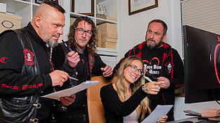Schriftführer des Vereins 'Rock dein Herz' Otto Grantner , zweiter Beisitzer Markus Auer (v.l.), Fotografin Sara Bauer und Vorsitzender Peter Gregor.