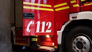 Die Feuerwehr verhinderte, dass die Flammen auf das Wohnhaus übergriffen. (Symbolbild)