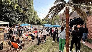 Ein Bild aus dem letzten Jahr: Sommerfeeling im Sandora-Garten mit Palmen und Beachvolleyball-Feld.