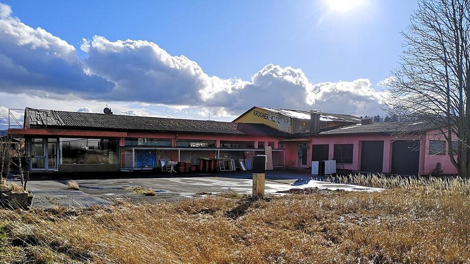Dieser Schandfleck am Ortseingang von Furth im Wald gehört bald der Vergangenheit an: Anstelle dieses Gebäudes soll 2021 der neue, moderne Aldi-Markt stehen. Dahinter, gegenüber der Disco Brauhouse, ensteht der Neubau für dm. Dieser Schandfleck am Ortseingang von Furth im Wald gehört bald der Vergangenheit an: Anstelle dieses Gebäudes soll 2021 der neue, moderne Aldi-Markt stehen. Dahinter, gegenüber der Disco Brauhouse, ensteht der Neubau für dm.