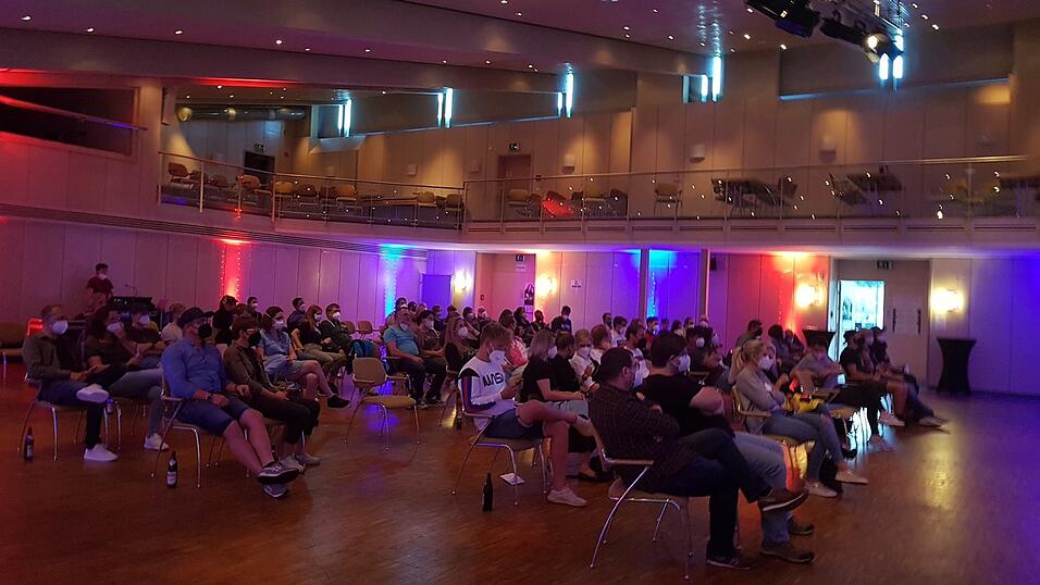 Für eine Alternative-Band eine ungewöhnliche Konzert-Atmosphäre. Die vielen Besucher mussten Masken tragen und auf ihren Sitzplätzen bleiben. Dennoch: Am Ende waren sie begeistert. Für eine Alternative-Band eine ungewöhnliche Konzert-Atmosphäre. Die vielen Besucher mussten Masken tragen und auf ihren Sitzplätzen bleiben. Dennoch: Am Ende waren sie begeistert.