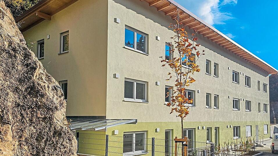 Das neue Gebäude beheimatet acht kommunale Wohneinheiten und den über einen separaten Eingang erreichbaren Sozialbereich des Bauhofes. Das neue Gebäude beheimatet acht kommunale Wohneinheiten und den über einen separaten Eingang erreichbaren Sozialbereich des Bauhofes.