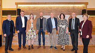 Die Diskussionsteilnehmer des Abends (von links): Norbert Eglhuber (FDP), Alfred Holzner (Freie W&auml;hler), Franziska Schmidt (Die Gr&uuml;nen), B&uuml;rgermeisterkandidat und Veranstalter Klaus Seisenberger, Moderator Georg Soller, Ruth M&uuml;ller (SPD), Lorenz Heilmeier (&Ouml;DP) und Claudia Geilersdorfer (CSU).