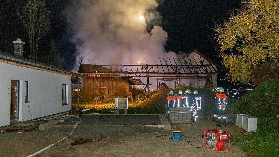 Das Feuer zerstörte in der Nacht auf Donnerstag eine Scheune in Freundorf.