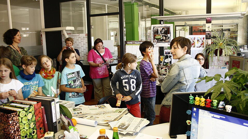 In der Kinder- und Jugendredaktion zeigte Redakteurin Tanja Pfeffer den Schülern um Lehrerin Frau Schmitz, wie die Kindernachrichten entstehen und woher die Texte und Ideen kommen. Vor allem das Jugendmagazin 'Freistunde' weckte das Interesse der Kinder. (Foto: Gabauer) In der Kinder- und Jugendredaktion zeigte Redakteurin Tanja Pfeffer den Schülern um Lehrerin Frau Schmitz, wie die Kindernachrichten entstehen und woher die Texte und Ideen kommen. Vor allem das Jugendmagazin 'Freistunde' weckte das Interesse der Kinder. (Foto: Gabauer)
