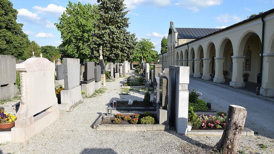 Der bestehende Moosburger Friedhof. Hier könnte sich die muslimische Gemeinde Bestattungen nach muslimischen Ritus vorstellen, aber auf einem eigenen Grabfeld. Der bestehende Moosburger Friedhof. Hier könnte sich die muslimische Gemeinde Bestattungen nach muslimischen Ritus vorstellen, aber auf einem eigenen Grabfeld.