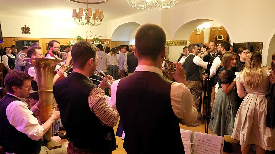 Partykl&auml;nge und z&uuml;nftige Kapellen, f&uuml;r jeden Nachtschw&auml;rmer in Tracht war etwas dabei.