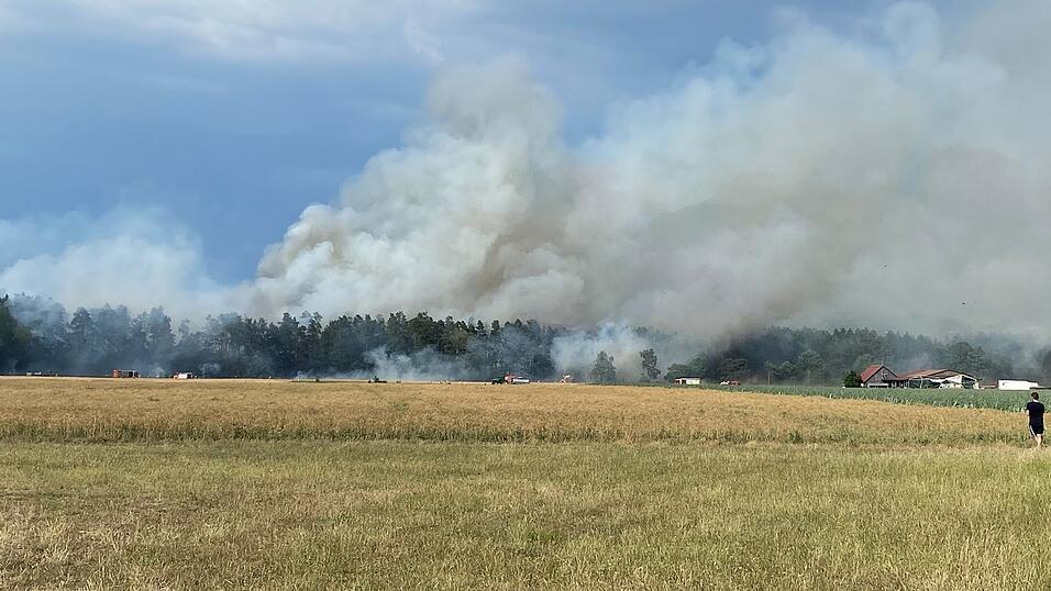 Die Feuerwehrkräfte löschten über Stunden den Brand. Die Feuerwehrkräfte löschten über Stunden den Brand.