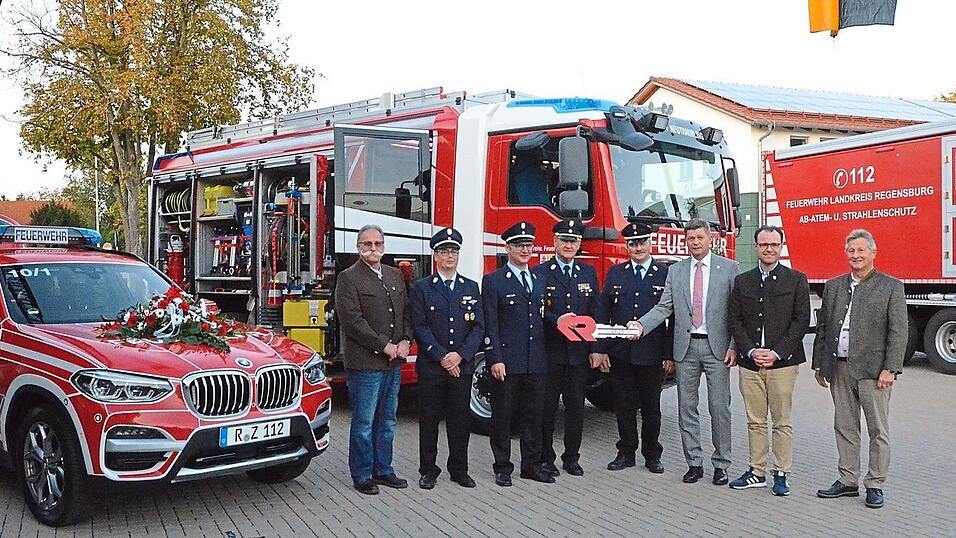 An der Segnung der beiden neuen Fahrzeuge der FFW Neutraubling nahmen neben den drei Bürgermeistern, dem Kreisbrandrat und -Inspektor auch die Verantwortlichen der Wehr teil. An der Segnung der beiden neuen Fahrzeuge der FFW Neutraubling nahmen neben den drei Bürgermeistern, dem Kreisbrandrat und -Inspektor auch die Verantwortlichen der Wehr teil.