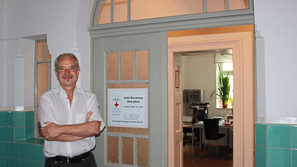 Vor dem Eingang seiner Hallen: Hans-Peter Dorsch. Er ist Leiter der BRK Aids-Beratung Oberpfalz, der einzigen Beratungsstelle in der Region. Vor dem Eingang seiner Hallen: Hans-Peter Dorsch. Er ist Leiter der BRK Aids-Beratung Oberpfalz, der einzigen Beratungsstelle in der Region.