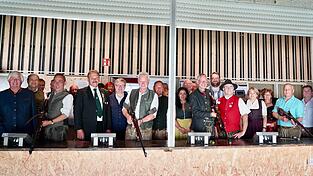 Wer trifft am besten ins Schwarze? Die Promis vor ihrem ersten Schuss beim Volksfest-Schießen der Schützengilde am Samstagnachmittag im Schützenhaus. Der Fotograf konnte rechtzeitig den Schießstand wieder verlassen ...