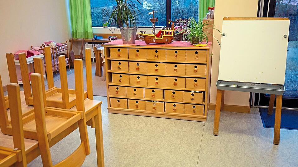 Die Stühle sind hochgestellt und die Kinder fehlen: In immer mehr Kindertagesstätten im Landkreis müssen ganze Gruppen in Quarantäne. Die Stühle sind hochgestellt und die Kinder fehlen: In immer mehr Kindertagesstätten im Landkreis müssen ganze Gruppen in Quarantäne.