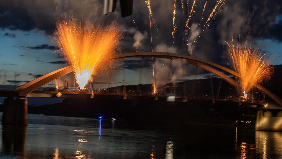 Bereits ab 20 Uhr stieg die Party beiderseits der Donau, um 22 Uhr dann begeisterte das feurige Spektakel auf der Donaubrücke die Gäste. Bereits ab 20 Uhr stieg die Party beiderseits der Donau, um 22 Uhr dann begeisterte das feurige Spektakel auf der Donaubrücke die Gäste.