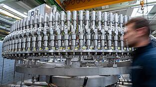 Die Zahl der Beschäftigten in der Metall- und Elektroindustrie ist erneut deutlich zurückgegangen. (Archivbild)