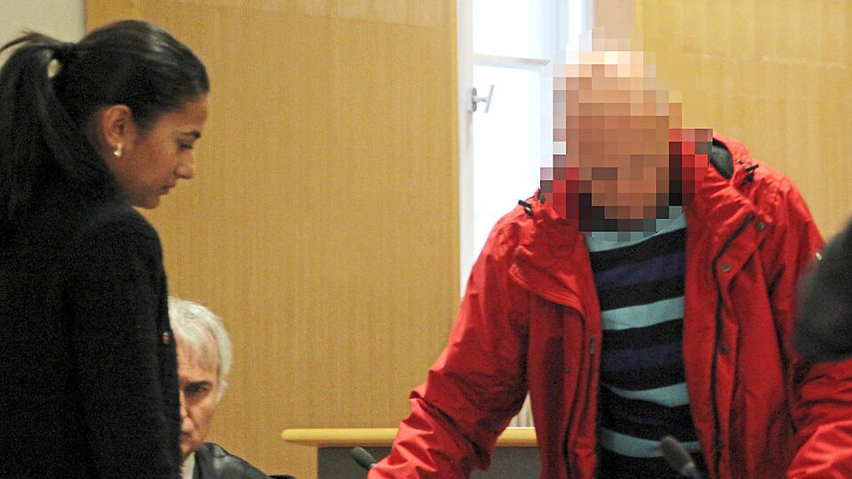 Der Hauptangeklagte mit seinen Anw&auml;lten. Wo ein Teil der Beute abgeblieben ist, bleibt weiter unklar.