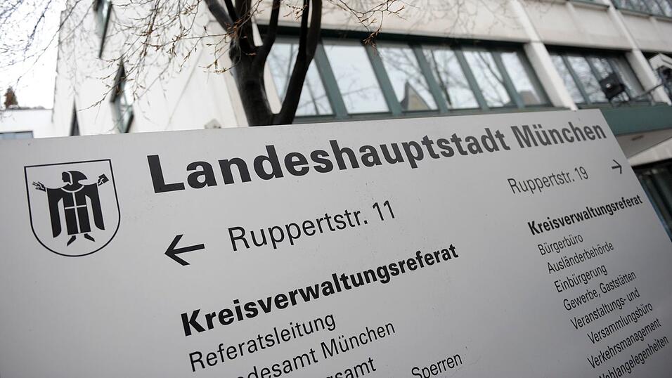Polizisten durchsuchten am Dienstag Räume der Ausländerbehörde in München. (Archivbild)